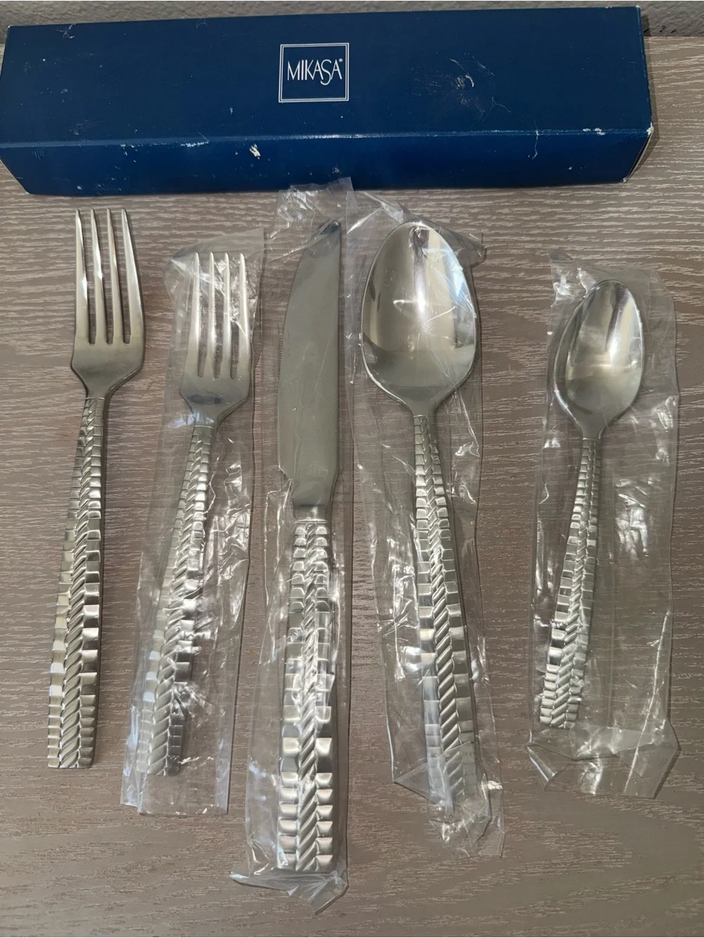 mikasa vibration stainless steel 18/8,  5-Pc. Place Setting